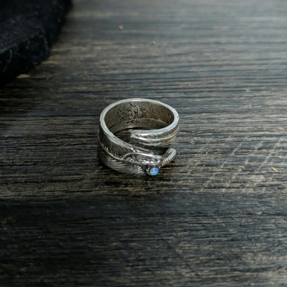 Sweet sterling silver feather wrap around ring. - Picture 2 of 3